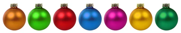 圣诞彩球小玩意在一排五颜六色的装饰 — 图库照片