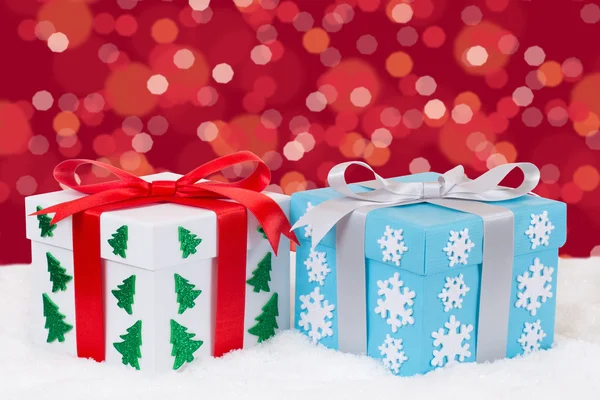 Weihnachten Verteilung von Geschenken Geschenke Dekoration Schnee mit Polizist — Stockfoto