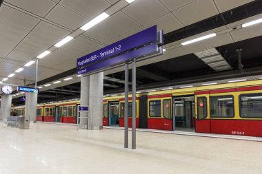 Berlin, Almanya - 28 Ekim 2020 New Berlin Brandenburg BER Willy Brandt Havaalanı Tren İstasyonu Almanya.