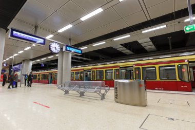 Berlin, Almanya - 28 Ekim 2020 New Berlin Brandenburg BER Willy Brandt Havaalanı Tren İstasyonu Almanya.