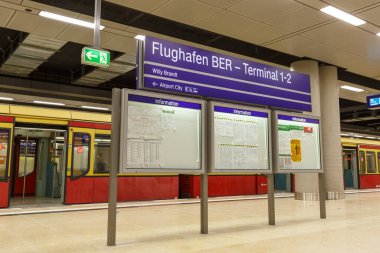 Berlin, Almanya - 28 Ekim 2020 New Berlin Brandenburg BER Willy Brandt Havaalanı Tren İstasyonu Almanya.