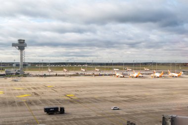 Berlin, Almanya - 28 Ekim 2020 EasyJet uçakları Coronavirus Corona Virüs COVID-19 Berlin Brandenburg BER havaalanı hava görüntüsü Almanya 'da.