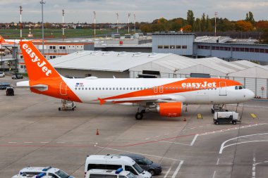 Berlin, Almanya - 27 Ekim 2020 EasyJet Airbus A320 uçağı Berlin Tegel Havaalanı 'nda. Airbus, Toulouse, Fransa merkezli bir Avrupalı uçak üreticisi..