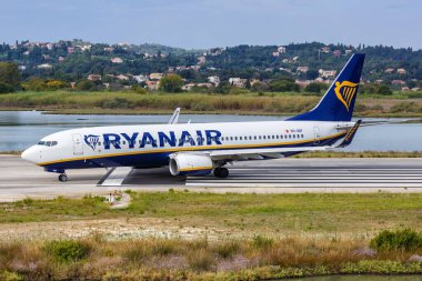 Korfu, Yunanistan - 17 Eylül 2020 Ryanair Boeing 737-800 uçağı Yunanistan 'daki Corfu Havalimanı' nda. Boeing, merkezi Chicago 'da bulunan bir Amerikan uçak üreticisi..