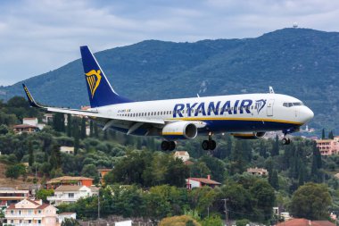 Korfu, Yunanistan - 17 Eylül 2020 Ryanair Boeing 737-800 uçağı Yunanistan 'daki Corfu Havalimanı' nda. Boeing, merkezi Chicago 'da bulunan bir Amerikan uçak üreticisi..
