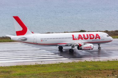 Korfu, Yunanistan - 18 Eylül 2020 Lauda Airbus A320 Yunanistan 'daki Corfu Havaalanı' nda. Airbus, Toulouse, Fransa merkezli bir Avrupalı uçak üreticisi..