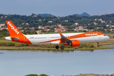 Korfu, Yunanistan - 19 Eylül 2020 EasyJet Airbus A321 neo uçağı Yunanistan 'daki Corfu Havaalanı' nda. Airbus, Toulouse, Fransa merkezli bir Avrupalı uçak üreticisi..