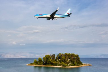 Korfu, Yunanistan - 19 Eylül 2020 TUI Boeing 737-800 uçağı Yunanistan 'daki Corfu Havaalanı' nda. Boeing, merkezi Chicago 'da bulunan bir Amerikan uçak üreticisi..