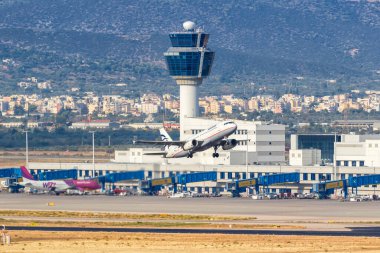 Atina, Yunanistan - 22 Eylül 2020 Ege Havayolları Airbus A320 Yunanistan 'daki Atina Havalimanı' nda. Airbus, Toulouse, Fransa merkezli bir Avrupalı uçak üreticisi..
