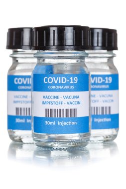Coronavirus aşı şişesi Corona Virüs COVID-19 Covid aşıları beyaz portre formatında izole edilmiş şişeler
