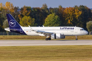 Münih, Almanya - 21 Ekim 2020 Lufthansa Airbus A320neo uçağı Almanya Münih Havalimanı 'nda. Airbus, Toulouse, Fransa merkezli bir Avrupalı uçak üreticisi..
