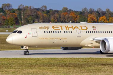 Münih, Almanya - 21 Ekim 2020 Etihad Boeing 787-9 Dreamliner uçağı Almanya Münih Havalimanı 'nda. Boeing, merkezi Chicago 'da bulunan bir Amerikan uçak üreticisi..