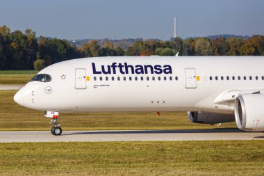 Münih, Almanya - 21 Ekim 2020 Lufthansa Airbus A350-900 uçağı Almanya Münih Havalimanı 'nda. Airbus, Toulouse, Fransa merkezli bir Avrupalı uçak üreticisi..
