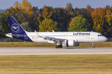 Münih, Almanya - 21 Ekim 2020 Lufthansa Airbus A320neo uçağı Almanya Münih Havalimanı 'nda. Airbus, Toulouse, Fransa merkezli bir Avrupalı uçak üreticisi..