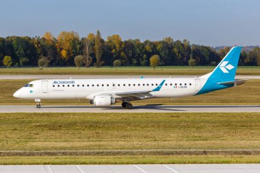 Münih, Almanya - 21 Ekim 2020 Air Dolomiti Embraer ERJ 195 Münih Havaalanı, Almanya.