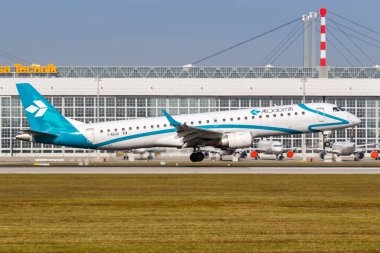 Münih, Almanya - 21 Ekim 2020 Air Dolomiti Embraer ERJ 195 Münih Havaalanı, Almanya.