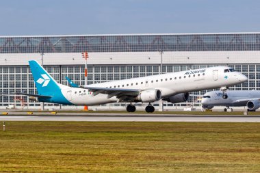 Münih, Almanya - 21 Ekim 2020 Air Dolomiti Embraer ERJ 195 Münih Havaalanı, Almanya.