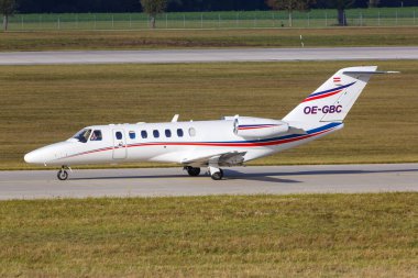 Münih, Almanya - 21 Ekim 2020 Cessna 525B CitationJet 3 uçağı Almanya Münih Havalimanı 'nda.
