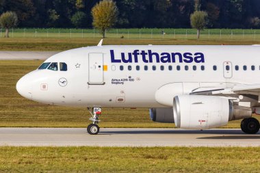 Münih, Almanya - 21 Ekim 2020 Lufthansa Airbus A319 uçağı Almanya Münih Havalimanı 'nda. Airbus, Toulouse, Fransa merkezli bir Avrupalı uçak üreticisi..