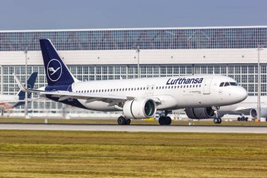 Münih, Almanya - 21 Ekim 2020 Lufthansa Airbus A320neo uçağı Almanya Münih Havalimanı 'nda. Airbus, Toulouse, Fransa merkezli bir Avrupalı uçak üreticisi..