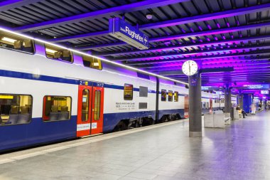 Zürih, İsviçre - 23 Eylül 2020 Siemens Desiro çifte güverte S-Bahn treni İsviçre 'deki Zürih Havaalanı tren istasyonunda.
