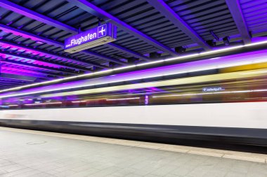 Zürih, İsviçre - 23 Eylül 2020 SBB treni İsviçre 'deki Zürih Havaalanı tren istasyonunda.