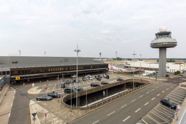 Hanover, Almanya - 9 Ağustos 2020 Terminal ve Almanya Hanover Havaalanı Kulesi.