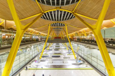 Madrid, İspanya - 21 Kasım 2019 Madrid Barajas Havaalanı 4 Terminali.