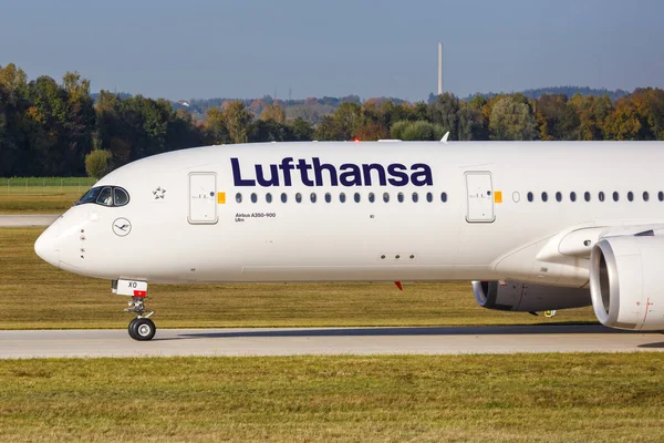 德国慕尼黑 2020年10月21日 德国汉莎航空A350 900客机在德国慕尼黑机场起飞 空中客车是一家总部设在法国图卢兹的欧洲飞机制造商 — 图库照片