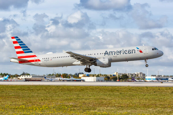 Майами, Флорида - 6 апреля 2019 года самолет Airbus A321 авиакомпании American Airlines в аэропорту Майами во Флориде. Airbus - европейский производитель самолетов, базирующийся в Тулузе, Франция.