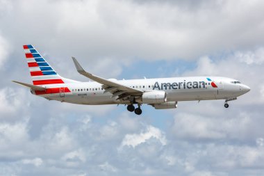 Miami, Florida - 7 Nisan 2019 Amerikan Havayolları Boeing 737-800 uçağı Florida Miami Havaalanı 'nda. Boeing, merkezi Chicago 'da bulunan bir Amerikan uçak üreticisi..