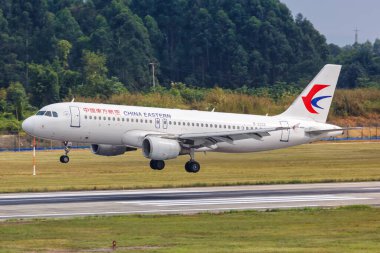 Chengdu, Çin - 22 Eylül 2019 China Eastern Airlines Airbus A320 uçağı Chengdu Shuangliu Havaalanı, Çin. Airbus, Toulouse, Fransa merkezli bir Avrupalı uçak üreticisi..