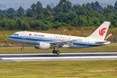 Chengdu, Çin - 22 Eylül 2019 Air China Airbus A319 Çin Chengdu Shuangliu Havaalanı 'nda. Airbus, Toulouse, Fransa merkezli bir Avrupalı uçak üreticisi..