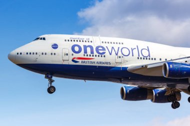 Londra, Birleşik Krallık - 1 Ağustos 2018 British Airways Boeing 747-400 uçağı OneWorld özel renkleriyle Birleşik Krallık 'taki Londra Heathrow Havaalanı' nda.