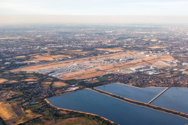 Londra, Birleşik Krallık - 1 Ağustos 2018 Londra Heathrow Havaalanı 'nın havadan görüntüsü.