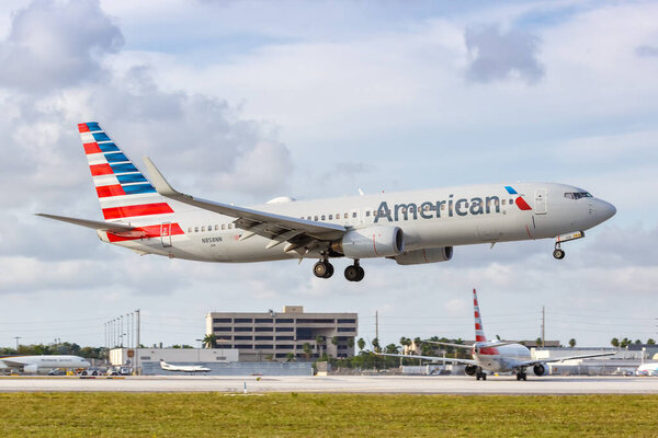 Майами, Флорида - 6 апреля 2019 года самолет Boeing 737-800 авиакомпании American Airlines в аэропорту Майами во Флориде. Boeing - американский производитель самолетов со штаб-квартирой в Чикаго.