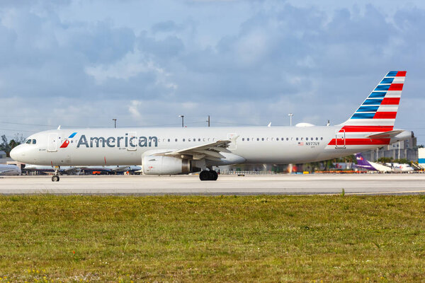 Майами, Флорида - 6 апреля 2019 года самолет Airbus A321 авиакомпании American Airlines в аэропорту Майами во Флориде. Airbus - европейский производитель самолетов, базирующийся в Тулузе, Франция.