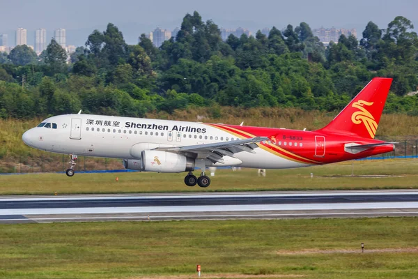 9月22 2019深セン航空エアバス中国の成都双流空港でA320飛行機 エアバスは フランスのトゥールーズに拠点を置くヨーロッパの航空機メーカーです — ストック写真