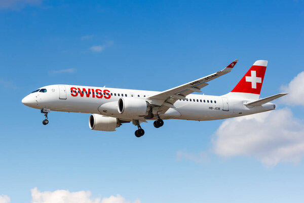 Лондон, Великобритания - 31 июля 2018 года Самолет Swiss Airbus A220-300 в аэропорту Хитроу в Великобритании.