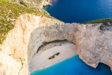 Zakynthos, Yunanistan - 20 Eylül 2020: Zakynthos Adası Yunanistan gemi enkazı Navagio plaj insansız hava aracı görüntüsü Yunanistan 'da.