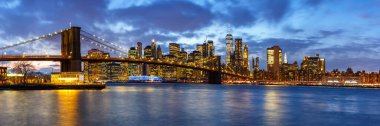 New York City gökyüzü gecesi Manhattan kasabası panoramik manzara Brooklyn Köprüsü Dünya Ticaret Merkezi