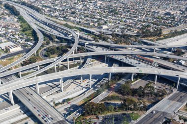 Century Liman Otobanı kavşağı kavşağı Los Angeles karayolu trafiği Amerika Şehri hava manzaralı fotoğraf