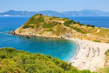 Skiathos, Yunanistan - 2 Ağustos 2019: Yunanistan 'ın Skiathos Adası Yunanistan' da tatil Xanemos Sahili.