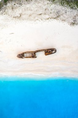 Zakynthos, Yunanistan - 20 Eylül 2020: Zakynthos Adası Yunanistan gemi enkazı Navagio plaj tatili arka plan insansız hava aracı görüntüsü Yunanistan 'da.