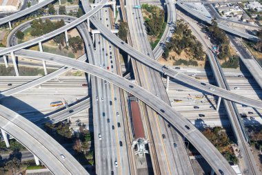 Century Liman Otobanı kavşağı kavşağı Los Angeles karayolu trafiği Amerika Şehri hava manzaralı fotoğraf