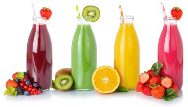 Meyve suları içecek içecek şişeleri beyaz arka planda izole