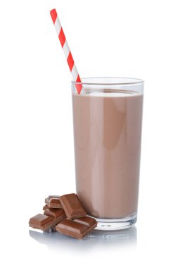 Beyaz arka planda izole edilmiş bardakta çikolatalı milkshake.