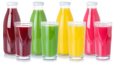 Meyve suyu koleksiyonu beyaz arka planda izole edilmiş smoothie şişesi içer.