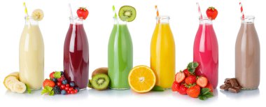 Meyve suyu koleksiyonu içecekler, beyaz arka planda izole edilmiş milkshake içecek şişeleri.