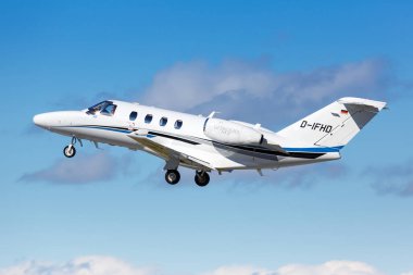 Stuttgart, Almanya - 4 Ekim 2020 E-Aviation Cessna 525 CitationJet M2 uçağı Almanya 'daki Stuttgart Havalimanı' nda.